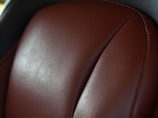 Nahaufnahme von frisch gepflegten Ledersitzen in einem Auto.